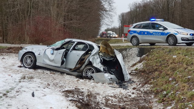 BMW dachowało na drodze krajowej nr 94 niedaleko Błotnicy Strzeleckiej.