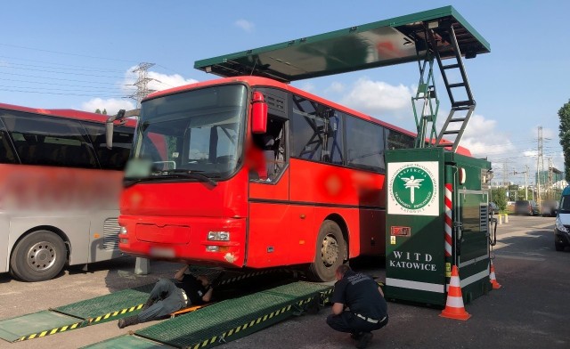Inspektorzy transportu drogowego w czasie ostatnich kontroli wykorzystywali mobilną stację diagnostyczną wypożyczoną ze śląskiej inspekcji.