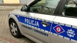 Lubartów. Policjanci pomogli uchodźcom z Ukrainy w naprawie uszkodzonego busa. Podróżowały nim kobiety z małymi dziećmi