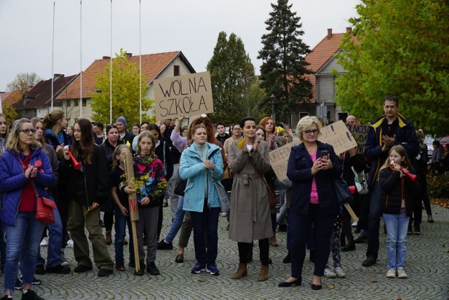 Protest mieszkańców Murowanej Gośliny przeciwko rezygnacji dyrektorki szkoły podstawowej nr 2 im. Henryka Sienkiewicza Kariny Hałas.