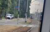 Zderzenie z tramwajem na ul. Pilczyckiej we Wrocławiu. Kosiarka wjechała na torowisko. Jedna osoba jest poszkodowana