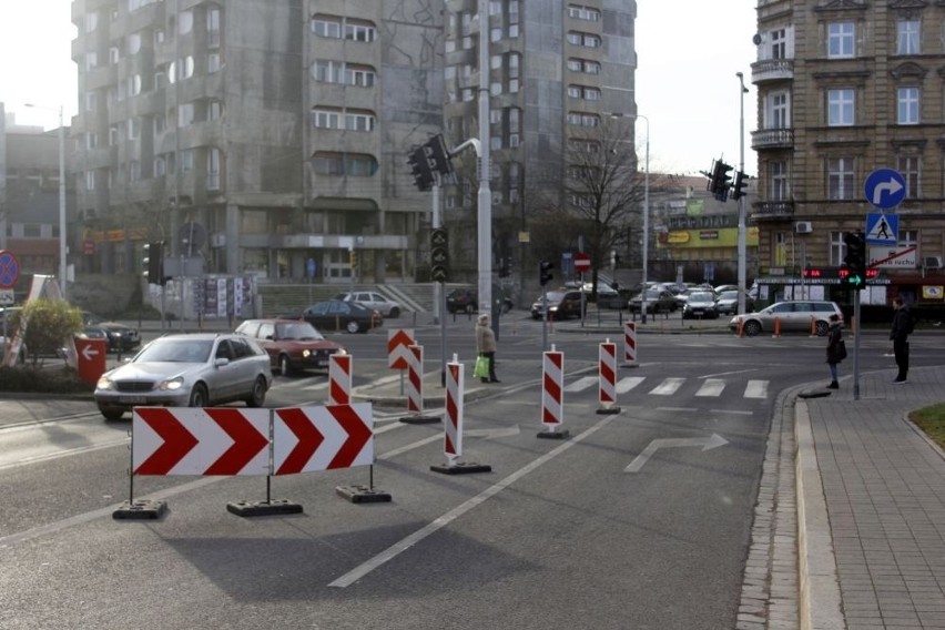 Wrocław: Postawili nowe słupki na ulicach. Kierowcy je rozjeżdżają [ZDJĘCIA]