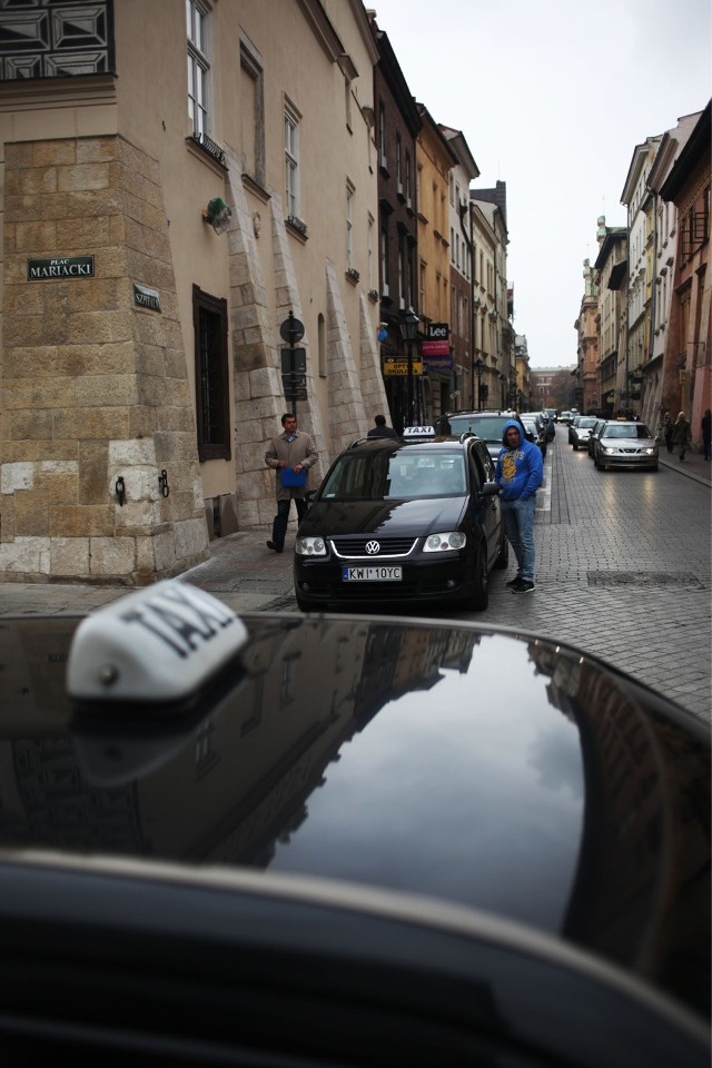 Kierowca szuka miejsca do zaparkowania. Łatwo nie jest, ale widząc tabliczkę z przekreślonym napisem „Taxi”, zatrzymuje się . I dostaje mandat.