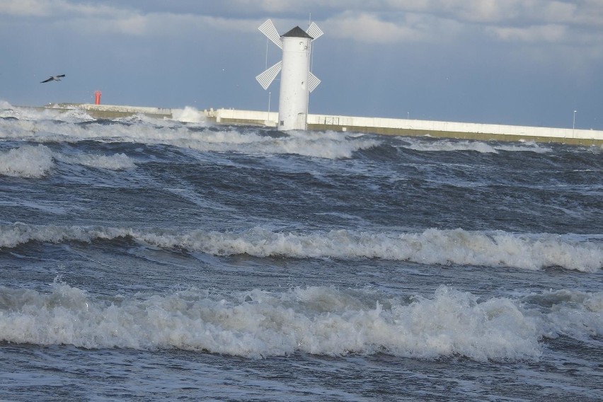 Sztorm w Świnoujściu. Bałtyk zatopił plażę oraz nabrzeża wysp. Takiej sytuacji nie było tu już dawno [ZDJĘCIA]