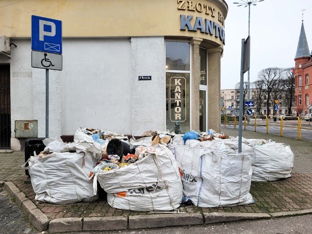 Mieszkańcy oraz przedsiębiorcy z okolic ulicy Murarskiej, Jedności Narodowej czy Filmowej zwracają uwagę na siedem worków pełnych odpadów budowlanych, które znajdują się na chodniku. Sprawę prowadzi od jakiegoś już czasu słupska straż miejska, teraz na problemem pochylą się władze miasta.