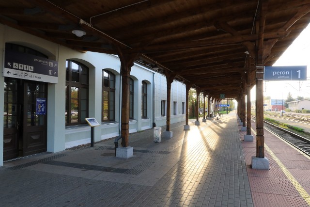 Odnowiony dworzec kolejowy w Kątach Wrocławskich cieszy oczy podróżnych. Jest nie tylko piękny, ale także praktyczny, dostosowany do potrzeb pasażerów