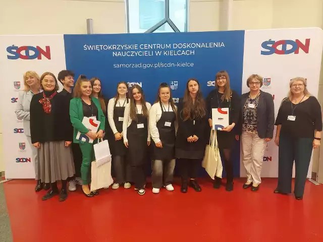 Przedstawiciele Zespołu Placówek Oświatowych w Olesznie podczas Świętokrzyskiego Forum Młodych Badaczy. Więcej na następnych zdjęciach >>>
