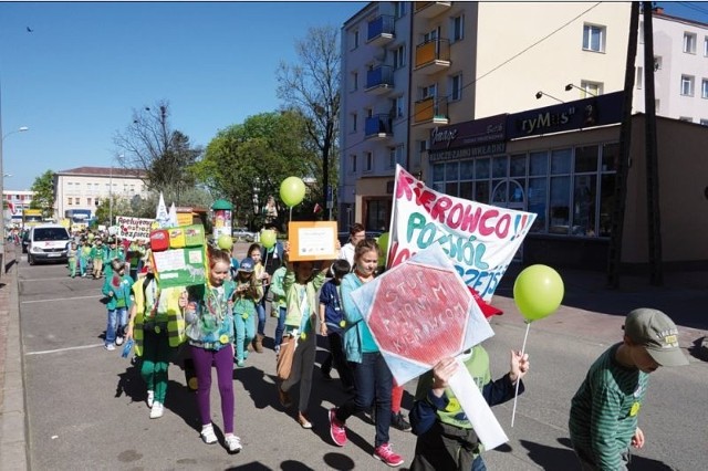 Bezpieczeństwo na drogach zależy przede wszystkim od samych uczestników ruchu. Na zdj. uczniowie z Łomży maszerowali przez miasto w ramach III Światowego Tygodnia Bezpieczeństwa Ruchu Drogowego ONZ.