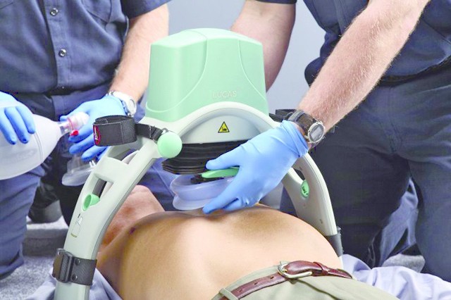 LUCAS jest urządzeniem zasilanym energią elektryczną. Prowadzi masaż serca pacjenta bezustannie, w tempie około 100 uciśnięć na minutę