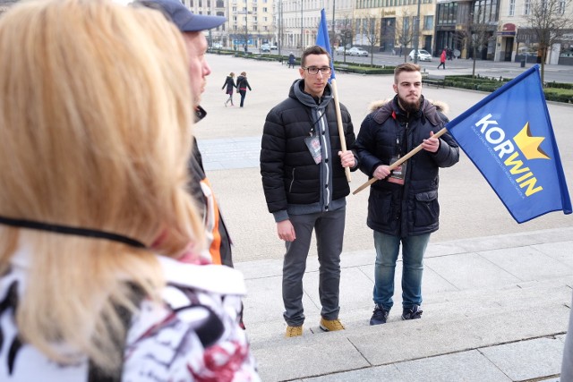 Członkowie ugrupowań Kukiz'15 i Korwin zbierali podpisy na placu Wolności w Poznaniu