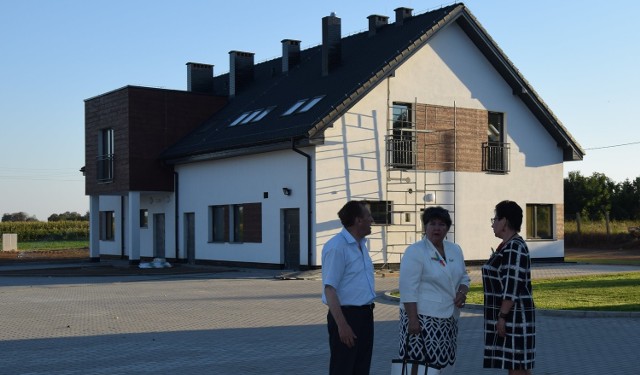 W sąsiedztwie zabytkowego pałacu wyrosły dwa nowe domy. W każdym zamieszka 14 dzieci.