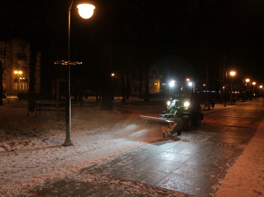 Paraliż na ulicach Radomia i regionu. Zamarzający deszcz zamienił jezdnie w ślizgawki. Autobusy opóźnione, kierowcy stoją w wielkich korkach