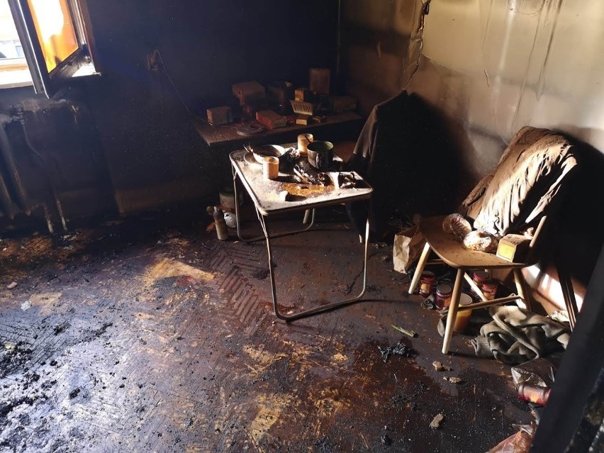 Tragiczny pożar w gminie Bodzechów. Strażacy znaleźli zwęglone ciało mężczyzny [ZDJĘCIA]