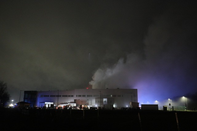 Dogaszanie pożaru w kompleksie budynków piekarni w miejscowości Małopole