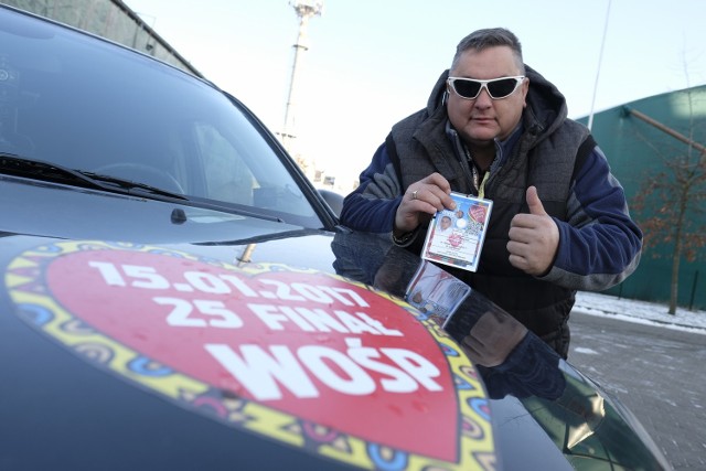 Taksówkarze z Copernicus taxi od trzech lat angażują się w finały Wielkiej Orkiestry Świątecznej Pomocy. Na zdjęciu Jacek Koszelak, wolontariusz