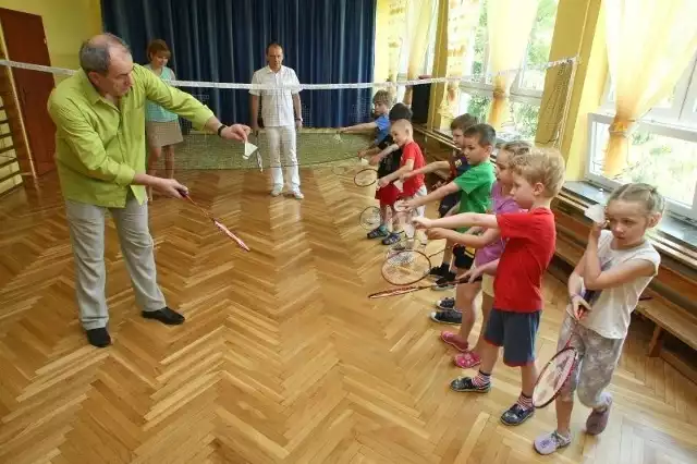 Zbigniew Wojciechowski podczas zajęć badmintonowych z dziećmi