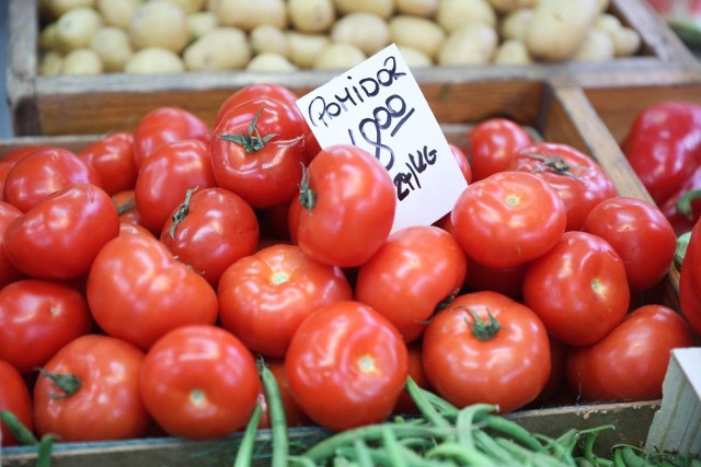 Na początku maja cena pomidorów sięgała gdzieniegdzie 18-20 zł/kg, pod koniec miesiąca widać spadki, klienci płacą średnio 10-12 zł/kg.