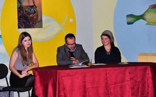Wiersze czyta Adrian Szary, obok Magdalena Bogucka z lewej i Joanna Kowalska