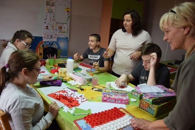 W Specjalistycznym Ośrodku Szkolno-Wychowawczym dzieci i ich opiekunowie postanowili uczcić rocznicę odzyskania niepodległości wystawą falg, które sami wykonali i pocztówek, które wysłali w Polskę i sami otrzymali. Wystawa będzie towarzyszyć koncertowi pieśni patriotycznych, który zaplanowano na 7 listopada. W Radziejowie dzieci z zapałem i talentem recytowały wierze Wandy Chotomskiej;nfTymczasem wszyscy pracują przy głównym projekcie - powstają flagi - oczywiście biało-czerwone, ale ich formy są niesamowite! Dzieci mają nieprzebrane zasoby fantazji i pomysłowości a przy ich wykonaniu korzystają z najprostrzych materiałów, różnych odpadów, makulatury, itp. Krajobraz po wyborczej bitwie - zobacz program "Mam Pytanie".[xlink]f482122b-eeae-880b-005d-eaae3cd23971,ebd93840-979b-9c6b-8e80-2ea8209204e2[/xlink]