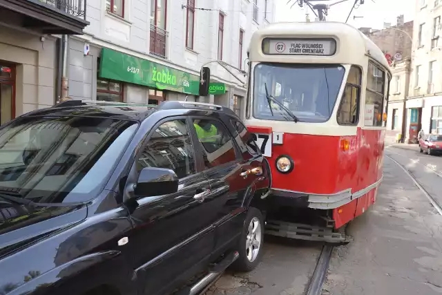 Dzień Wszystkich Świętych nierozerwalnie wiąże się z zatłoczonymi drogami dojazdowymi do cmentarzy i wzmożonym ruchem samochodów. Wraz z zagęszczeniem ruchu, częste są również wypadki.Do jednego z nich doszło po godz. 13 na ul. Legionów. Czytaj dalej na kolejnym slajdzie