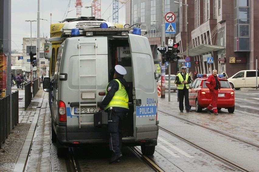Wrocław: Wypadek na ul. św. Katarzyny. Kobieta potrącona przez tramwaj [ZDJĘCIA]