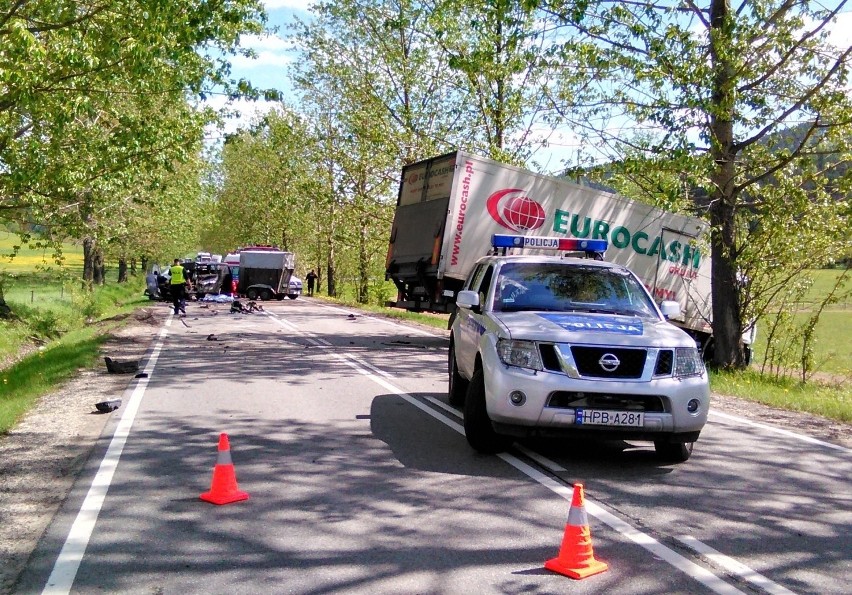 Śmiertelny wypadek na drodze Wałbrzych - Kłodzko. Zginął 43-letni kierowca (ZDJĘCIA)