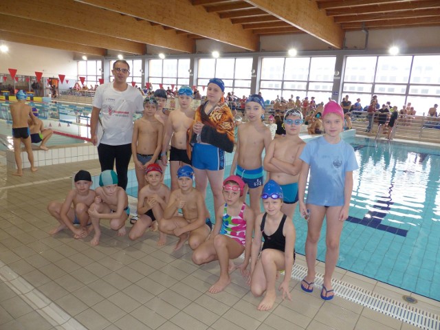 Do finału awansowała między innymi Katolicka Szkoła Podstawowa. Na zdjęciu uczniowie z instruktorem pływania Pawłem Łukasikem.