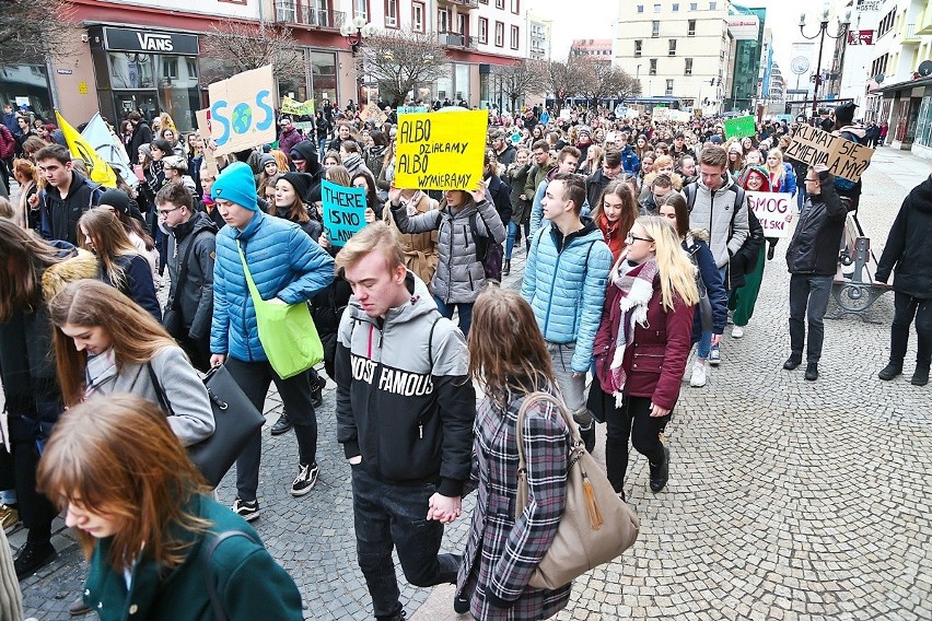 Młodzieżowy strajk klimatyczny w centrum Wrocławia. Uczniowie przeszli Świdnicką (ZDJĘCIA)