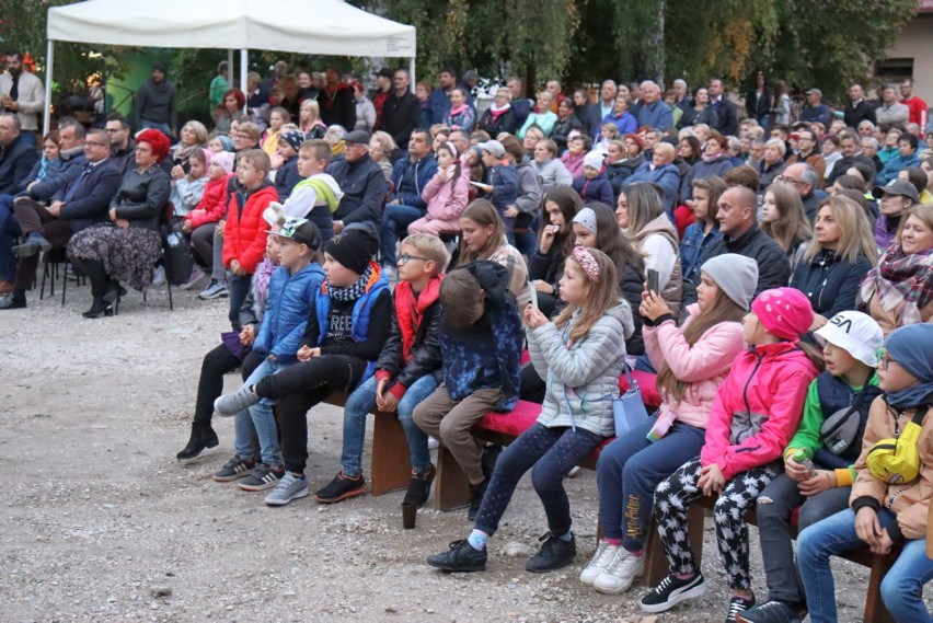 Wyjątkowe przedstawienie w Małęczynie obejrzało około 200 osób. "Między pokoleniami" przyciągnęło tłumy