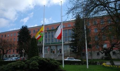 W całym kraju opuszczone zostały flagi państwowe (fot. Krzysztof Burda)