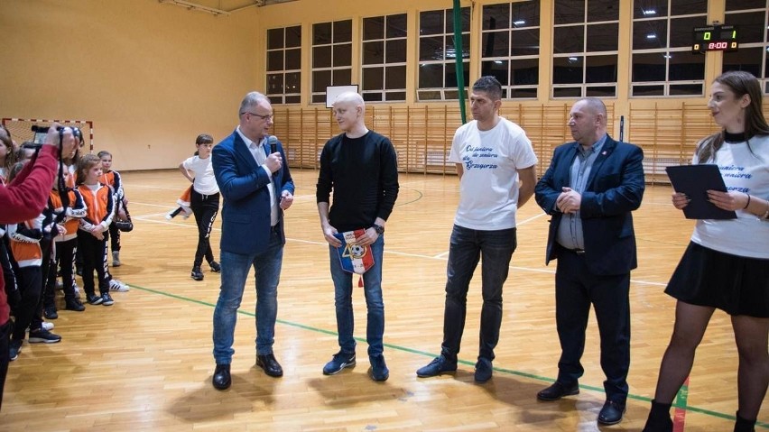 Wszyscy zagrali dla Grzegorza, byłego piłkarza Wiernej Małogoszcz. Zebrano ponad 11 tysięcy [ZDJĘCIA]
