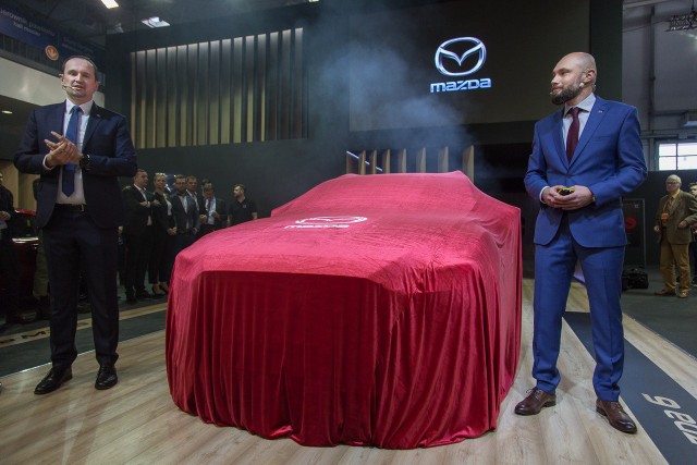 Mazda 6 Samochód z bardzo bogatym wyposażeniem seryjnym, obejmującym m.in. nawigację, reflektory LED oraz rozszerzony pakiet systemów bezpieczeństwa i-ACTIVSENSE, dostępny jest w cenie od 98 900 zł bez względu na rodzaj nadwozia. Na tyle samo została wyceniona odmiana sedan i kombi.Fot. Mazda