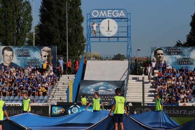 W ostatnim meczu 4. kolejki LOTTO Ekstraklasy Ruch Chorzów podzielił się punktami z Wisłą Płock. Na stadion przy Cichej wróciła zabytkowa Omega, a Janusz Paterman po raz pierwszy obserwował spotkanie jako prezes Niebieskich. Niezbyt udany debiut zaliczył bramkarz Kamil Lech. Zobacz zdjęcia!