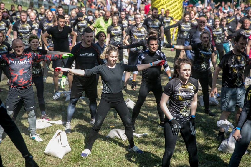 Runmageddon 2018 Intro. Błoto, zasieki i piankowe ścianki, czyli piekło w Myślenicach [ZDJĘCIA]