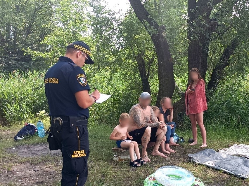 Za kąpiel w niedozwolonym miejscu można otrzymać "mandat...