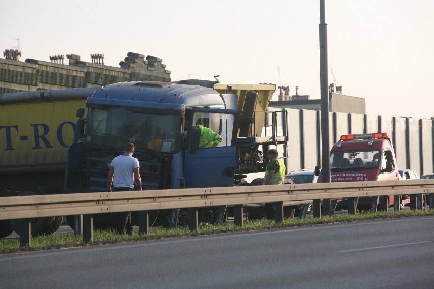 Katowice: Tir blokował jezdnię na al. Roździeńskiego