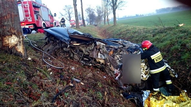 Jedyną osobą, która przeżyła uderzenie w drzewo, była 17-letnia mieszkanka Sztumu. Jechała BMW razem z trzema mężczyznami