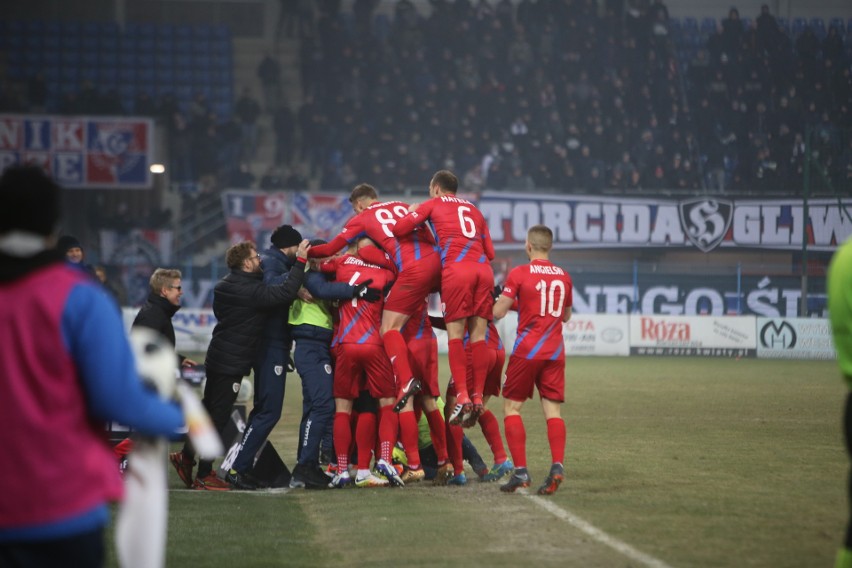 Derby Śląska przerwane, potem zakończone. Kibice Górnika...