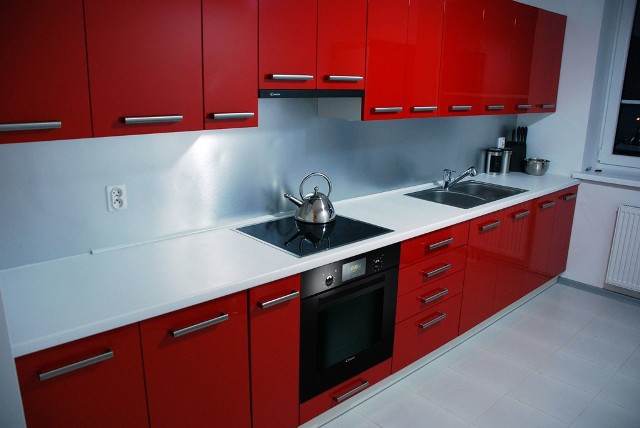 Kuchnia urządzona w kolorze czerwonymW kuchni z dominantą w kolorze czerwonym warto zadbać o dodatkowe elementy w czerni.