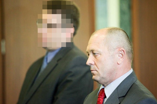 Marek Sawicki (na zdjęciu z prawej) zeznał w sądzie, że nie polecał nikomu zatrudnienia w Agencji Rynku Rolnego konfrontowanego z nim w piątek Marka T. (z lewej, nie zgodził się na podanie nazwiska i wizerunku).