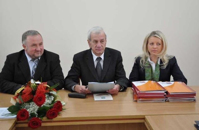 Prezydium Rady Powiatu w Staszowie 4. kadencji, od lewej: wiceprzewodniczący Jerzy Chudy, po raz pierwszy, przewodniczący Damian Sierant, po raz drugi z kolei oraz wiceprzewodnicząca Lucyna Kozoduj, po raz drugi z kolei.