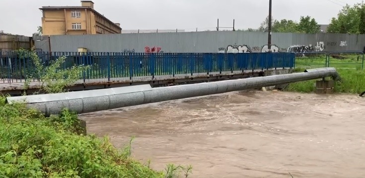 Kraków. Woda coraz bardziej zagraża budowie Trasy Łagiewnickiej [ZDJĘCIA]