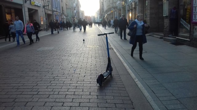 Władze stolicy zaczęły w końcu rekwirować porzucane na chodnikach i ścieżkach e – hulajnogi, w Toruniu Straż Miejska doradza: - Zawsze można przestawić je w inne miejsce. E-hulajnogi na środku chodnika, czy ścieżki rowerowej albo postawione w miejscu płatnego parkowania to ostatnio nierzadki widok w Toruniu. Denerwują się korzystający ze ścieżek rowerzyści, e - sprzęt tarasujący przejście podnosi ciśnienie pieszym. Jedni psioczą na niechlujstwo użytkowników, drudzy na opieszałość operatora, który z przestawianiem się nie spieszy, jeszcze inni pytają, gdzie podziewa się Straż Miejska, która ma przecież pilnować porządku w mieście?