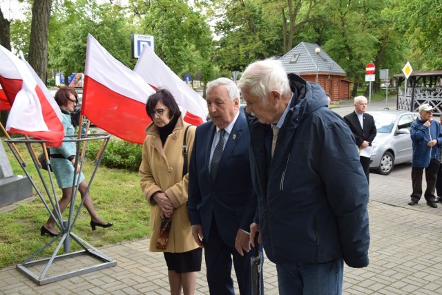 Uroczystości patriotyczne pod pomnikiem Matki Sybiraczki w Zielonej Górze - 26 maja 2021 roku.