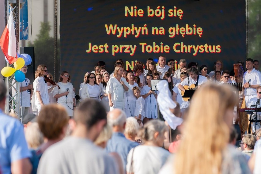 Bydgoszczanie z okazji 18. urodzin diecezji bydgoskiej...