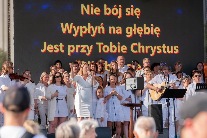 Bydgoszczanie z okazji 18. urodzin diecezji bydgoskiej...