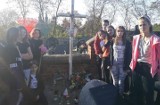 Wolontariusze z Publicznej Szkoły Podstawowej w Przybyszewie w gminie Promna przed Wszystkimi Świętymi zadbali o groby na cmentarzu