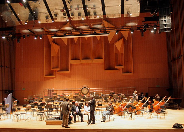 W piątek znad głów orkiestry i chóru zniknie atrapa organów. W Filharmonii Łódzkiej rozpoczynają się prace zmierzające do zamontowania prawdziwych organów.
