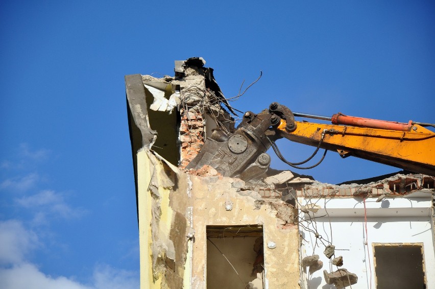 Kraków: budynek "Ruchu" prawie zburzony. Powstanie tu 36-metrowy wieżowiec [ZDJĘCIA]