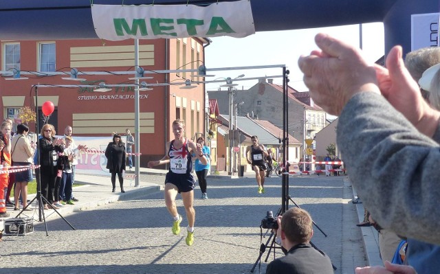 Na metę wbiega zwycięzca &#8211; Artem Kazban z klubu Finish Kalisz.